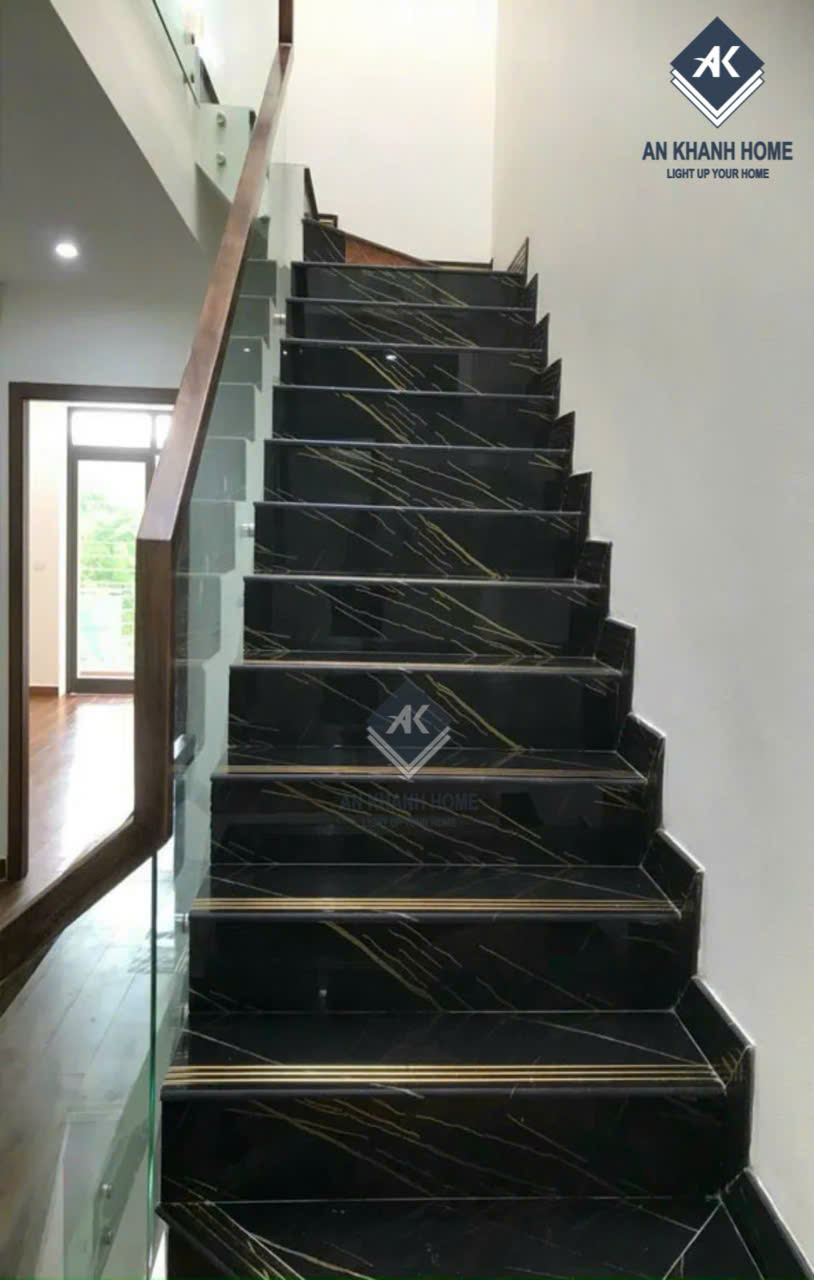 Gạch ốp lát bậc cầu thang 47x120cm đen khắc kim cao cấp