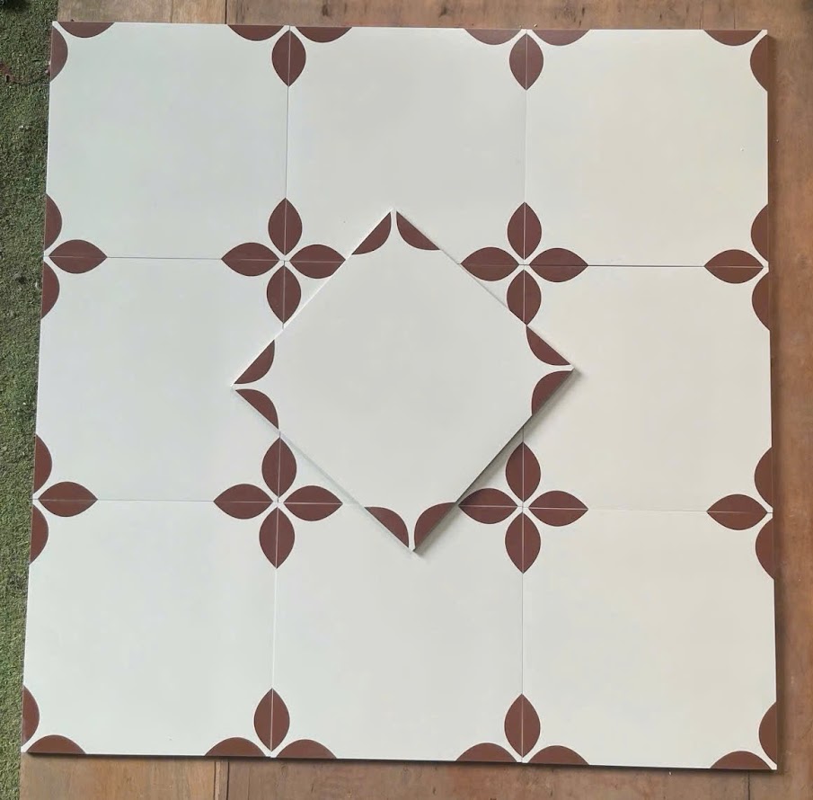 Gạch bông lát nền 30x30 màu trắng hoạ tiết hoa 4 cánh màu nâu