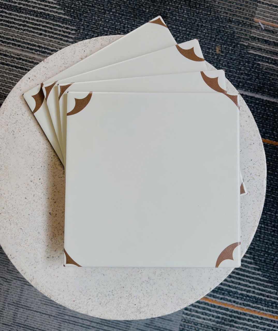 Gạch bông 20x20cm trắng kem hoạ tiết ấn tượng louis vuitton