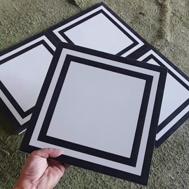 Gạch bông trắng viền đen 30x30 đá mờ