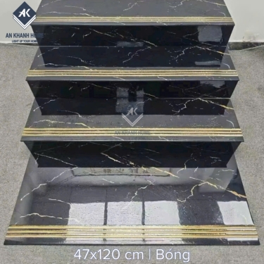 Gạch cầu thang 47x120 đen vân vàng trắng tia chớp khắc kim nhũ vàng