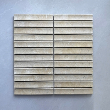 Gạch mosaic vân đá travertine màu kem mờ thanh lõm