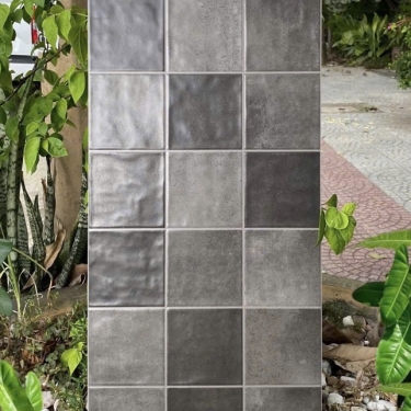 Gạch 30x60 giả thẻ vuông màu xám đen hiệu ứng màu ngẫu nhiên bề mặt sóng