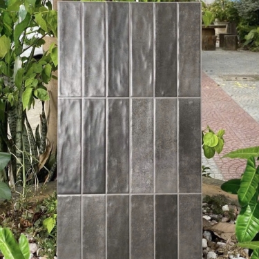 Gạch 30x60 giả thẻ chữ nhật màu xám đen hiệu ứng màu ngẫu nhiên bề mặt sóng