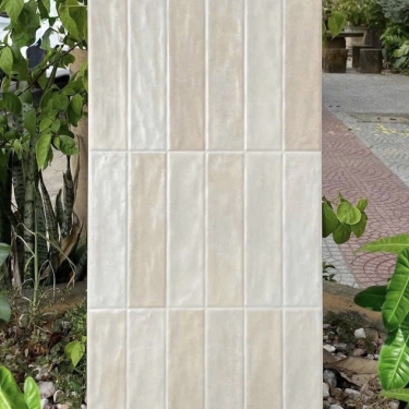 Gạch 30x60 giả thẻ chữ nhật màu trắng kem hiệu ứng loang ngẫu nhiên bề mặt sóng