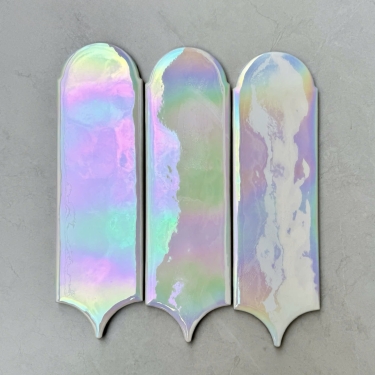 Gạch thẻ lông vũ màu trắng xà cừ ngọc trai ánh hồng tím bề mặt bóng gợn sóng