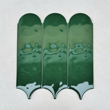 Gạch thẻ lông vũ màu xanh lá đậm bề mặt bóng gợn sóng