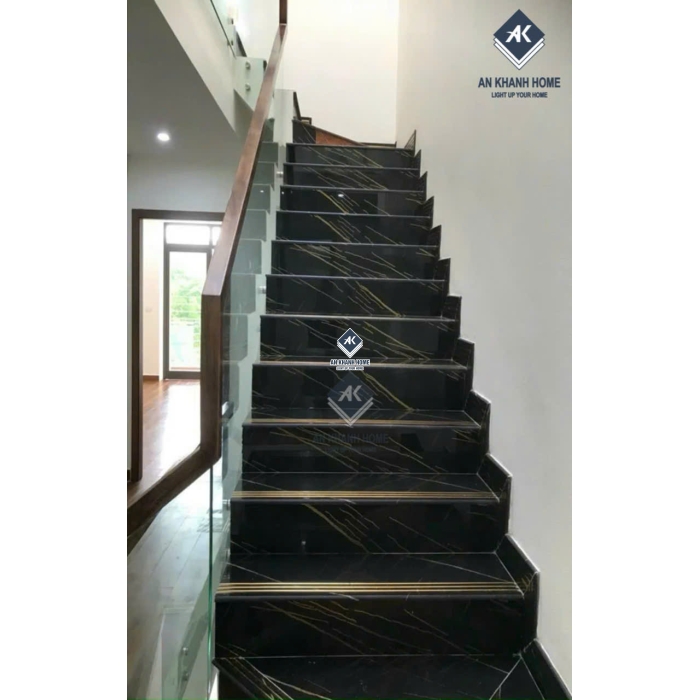 Gạch cầu thang 47x120 bề mặt màu đen khắc kim nhũ vàng