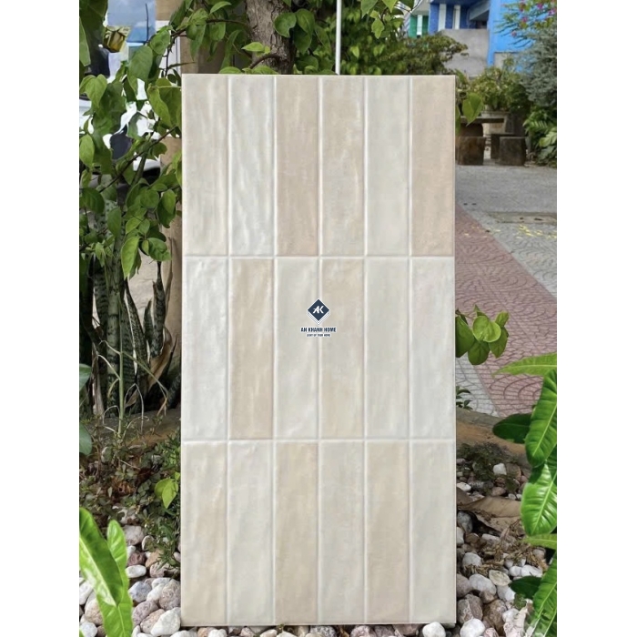 Gạch 30x60 giả thẻ chữ nhật màu trắng kem hiệu ứng loang ngẫu nhiên bề mặt sóng