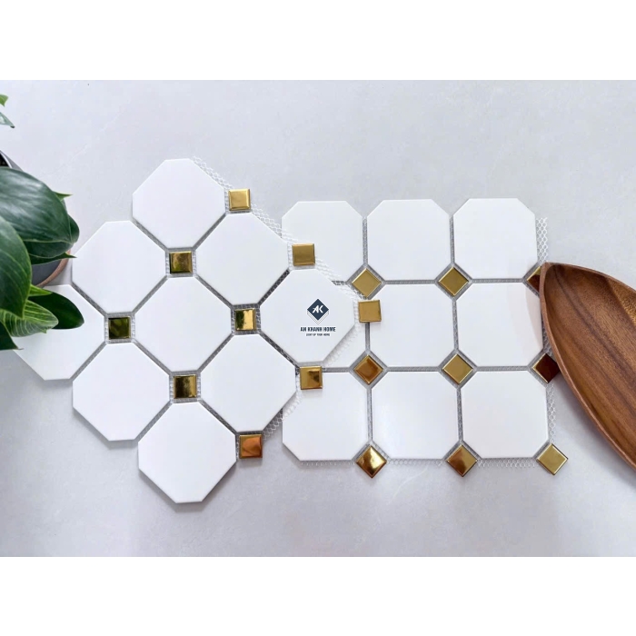 Gạch mosaic bát giá trắng điểm màu vàng mờ mịn