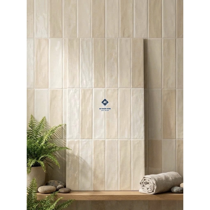 Gạch 30x60 giả thẻ chữ nhật màu trắng kem hiệu ứng loang ngẫu nhiên bề mặt sóng